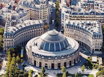 复古风与现代简约单品的搭配风潮也吹至城市建筑里!