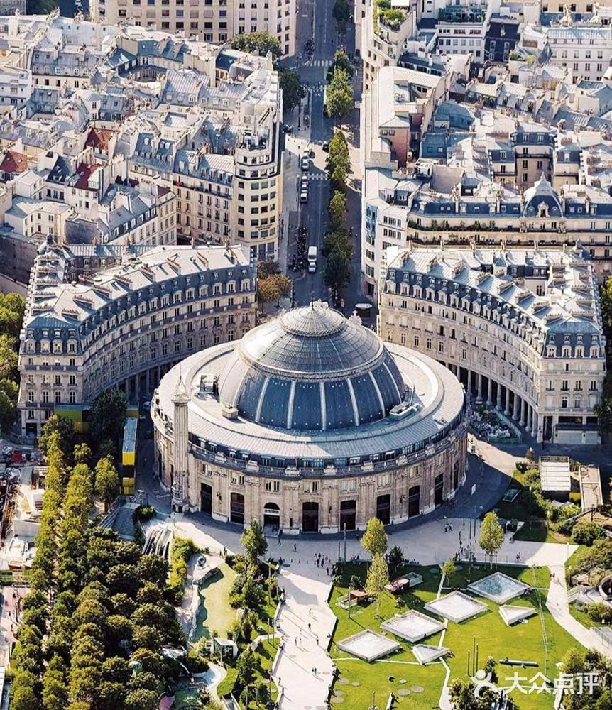 复古风与现代简约单品的搭配风潮也吹至城市建筑里！