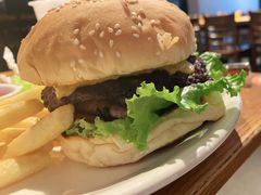 经典牛肉汉堡-ZEMOCAFE·FUSION FOOD(西交利物浦店)