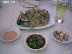 一盘手抓羊肉配椒盐、蒜泥、蒜头。-华宇清真美食