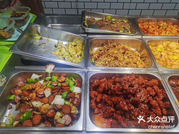 只要18块的两荤两素盒饭米饭馒头随便吃