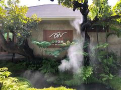 -Chom Cafe and Restaurant