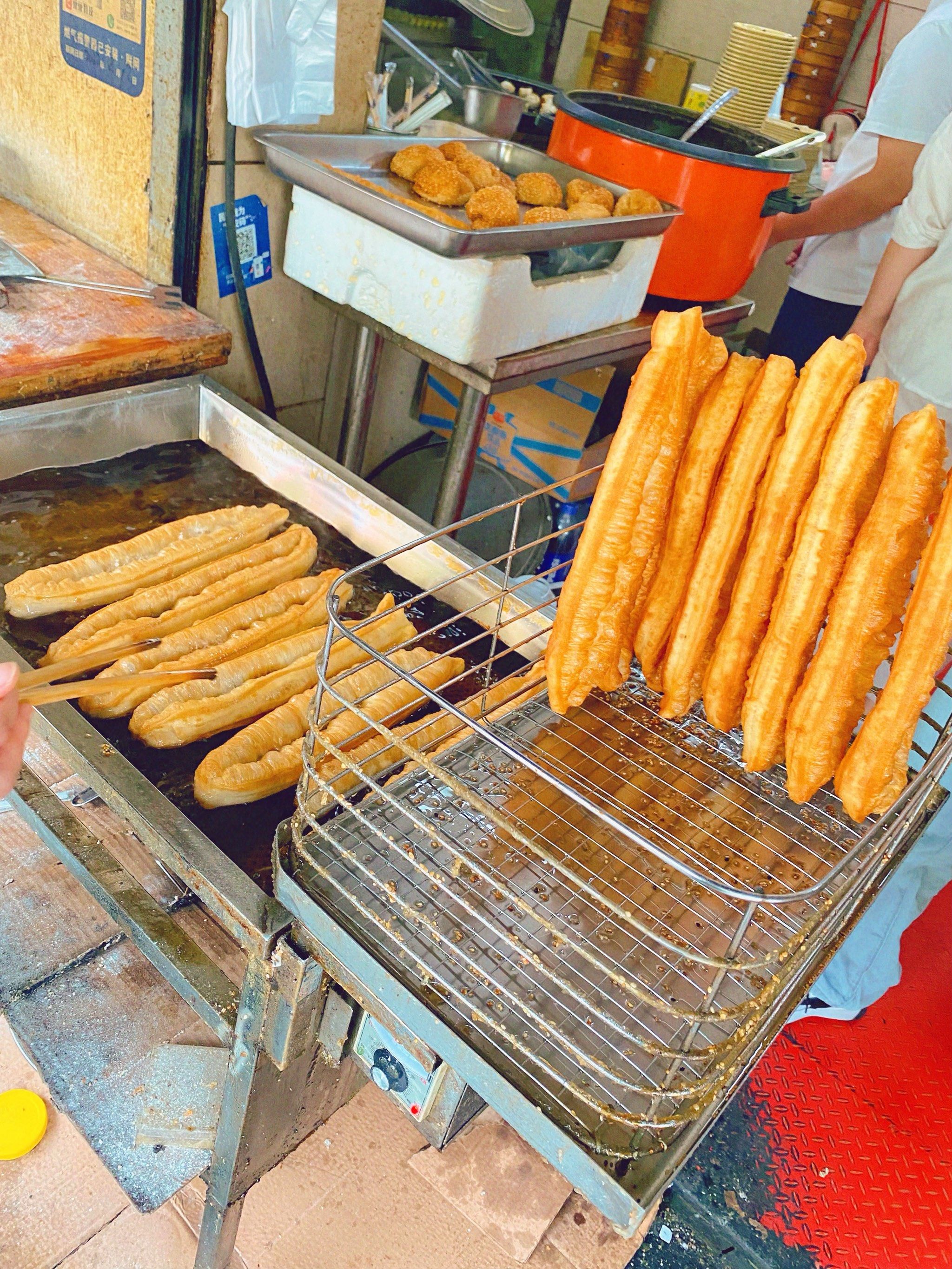 一家很忙的早餐店,包子,纸皮烧麦现磨豆浆油条都是么得最爱,店里各种