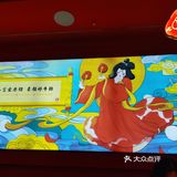 如果坐公交车来的话可以直接到，就在右手边