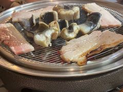 -围炉肉舍•炭烤活鳗•丹东海鲜烤肉(步行街店)