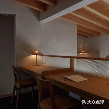 建筑内部由传统的“石室”和日常起居空间组成