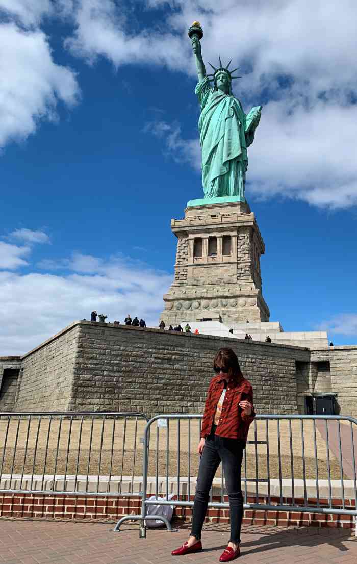 自由女神像-"乘船前往自由女神,码头你目的地有点距离,.
