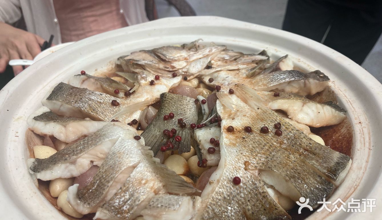 来这就对了！百秒焗鲈鱼，掐点现场制作，淋上浇汁