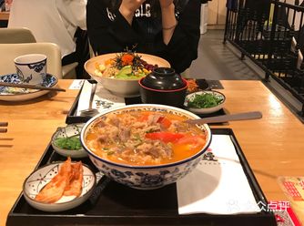 环境: 店面比较小 周围都是网红店~座位也比较少