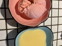 草莓冰淇淋-董眼镜火锅(洪崖洞总店)