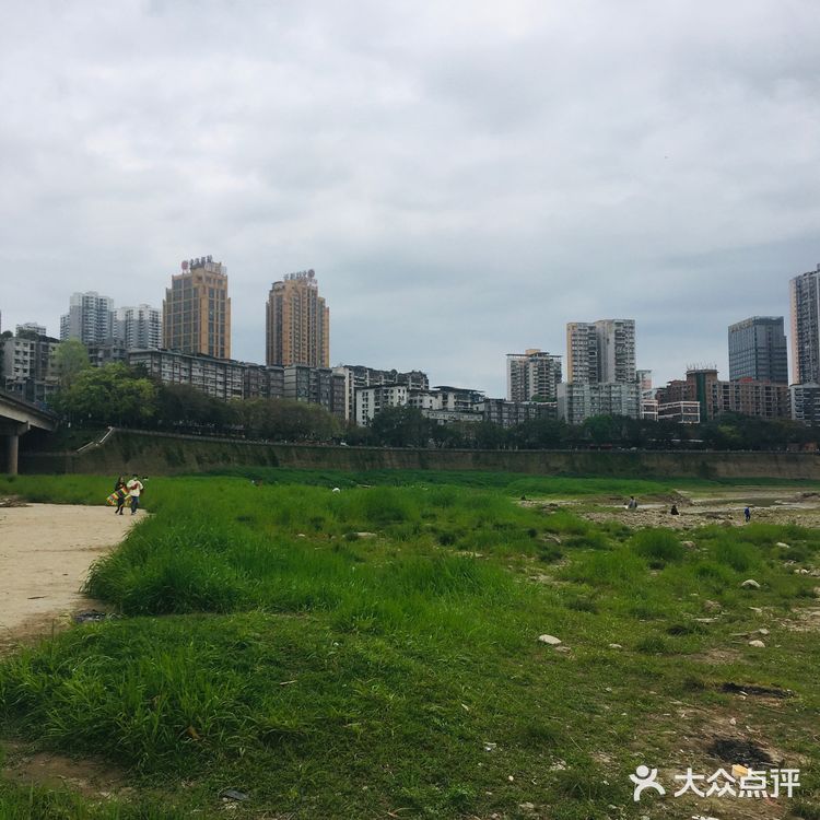 去吃抄手的路上看到河边隐约有人影 吃完抄手回来还没散场