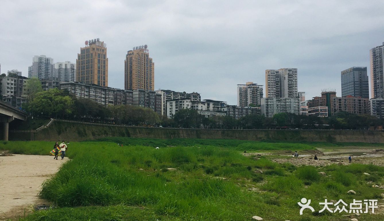 去吃抄手的路上看到河边隐约有人影 吃完抄手回来还没散场