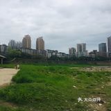 去吃抄手的路上看到河边隐约有人影 吃完抄手回来还没散场