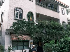 -彳亍咖啡·这里(水湾路店)