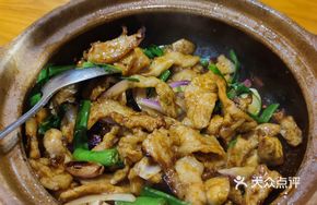 Stir-fried Pork Neck in Clay Pot