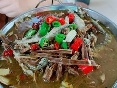 大山野菜参子鱼炖干笋-鱼乐岛餐厅·户外花园主题餐厅