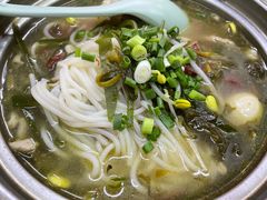 酸辣肉丝米线-周氏砂锅米线