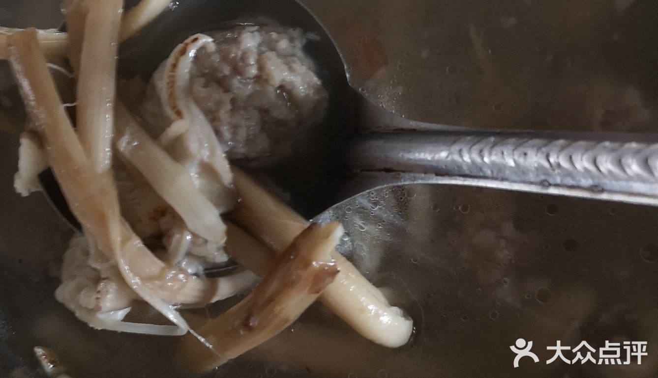 烧开后加了几个肉丸煮熟后只加了一点盐，味道鲜美