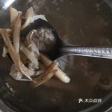 烧开后加了几个肉丸煮熟后只加了一点盐，味道鲜美