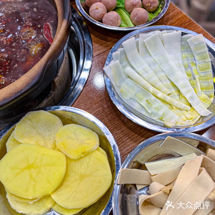 瓦小灶老火锅|一家海鲜吃到嘴里还在弹的炭火火锅店