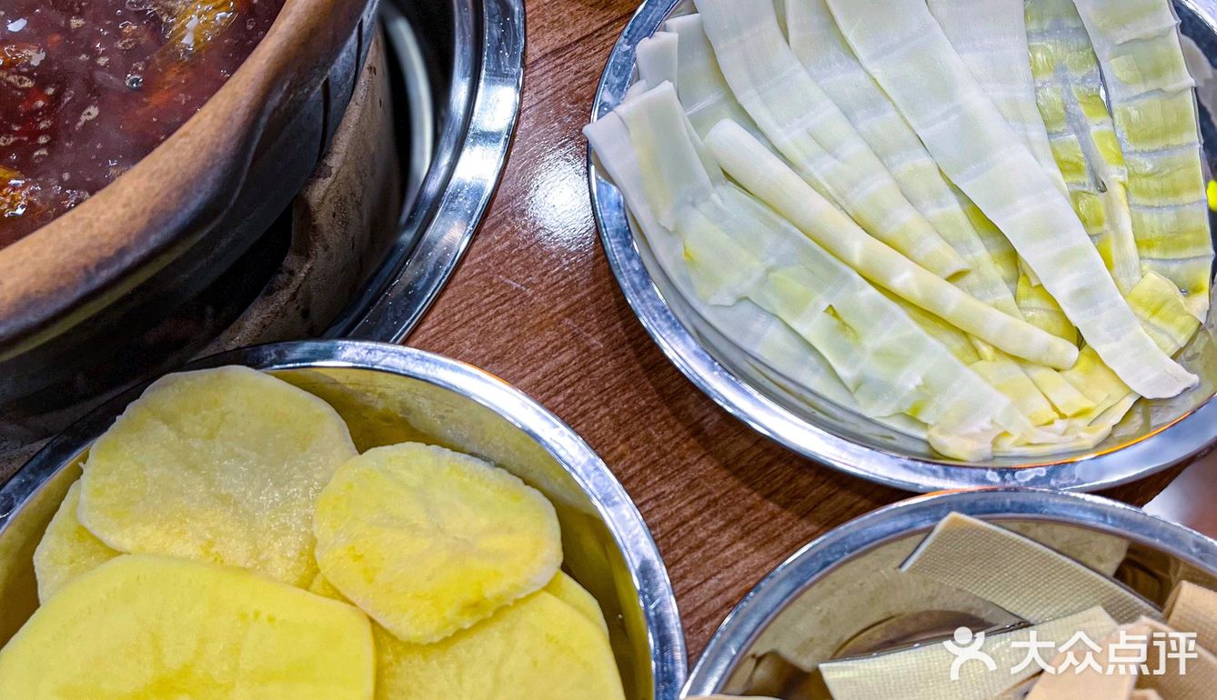 瓦小灶老火锅｜一家海鲜吃到嘴里还在弹的炭火火锅店