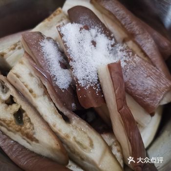 红茄子洗干净切成长条放蒸笼蒸二十来分钟