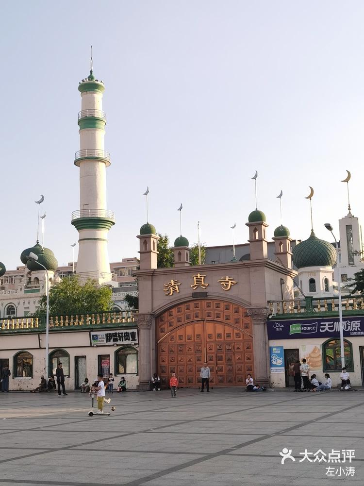 这个清真寺的建筑还挺好看的