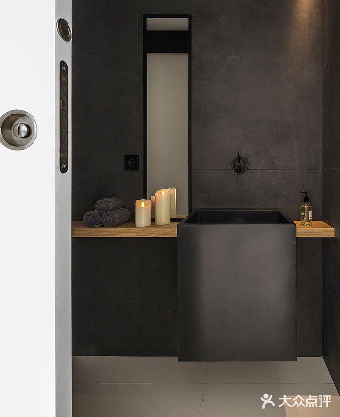 最后他们选择了最简约的风格