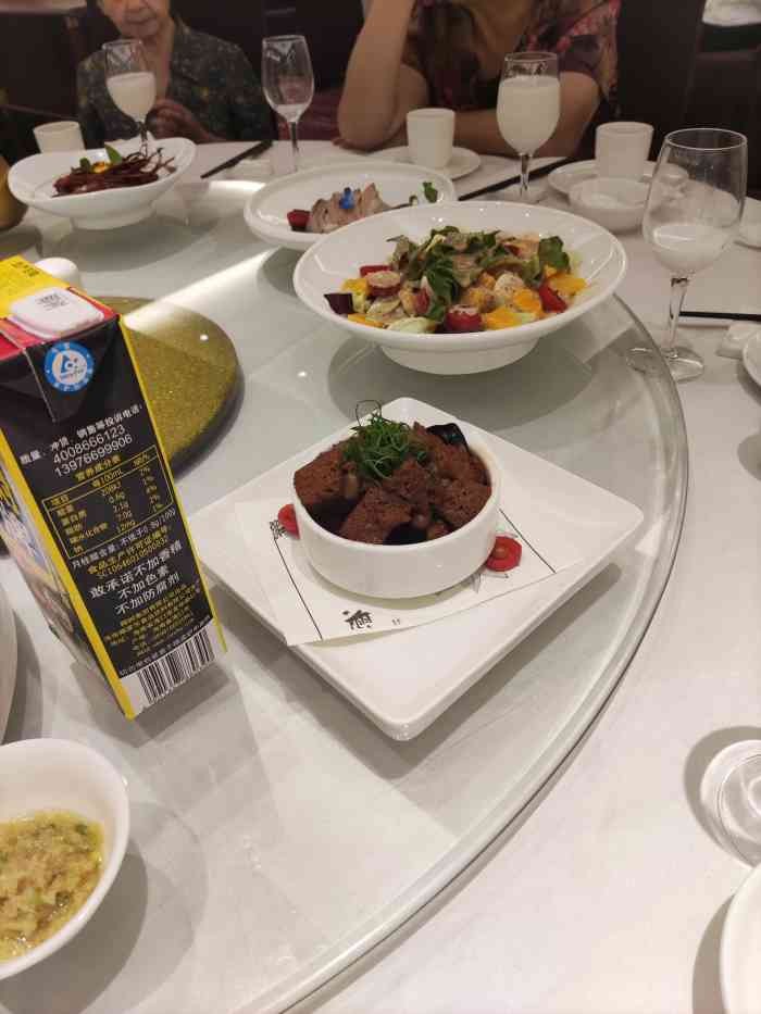 同学生日我们姐妹们订了甬宴海鲜大酒店吃饭,大概是工作日的关糸,吃饭