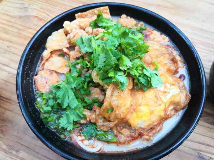 室外步行街二楼有好几家螺蛳粉,这家点评上的团购很划算,小酥肉螺狮粉