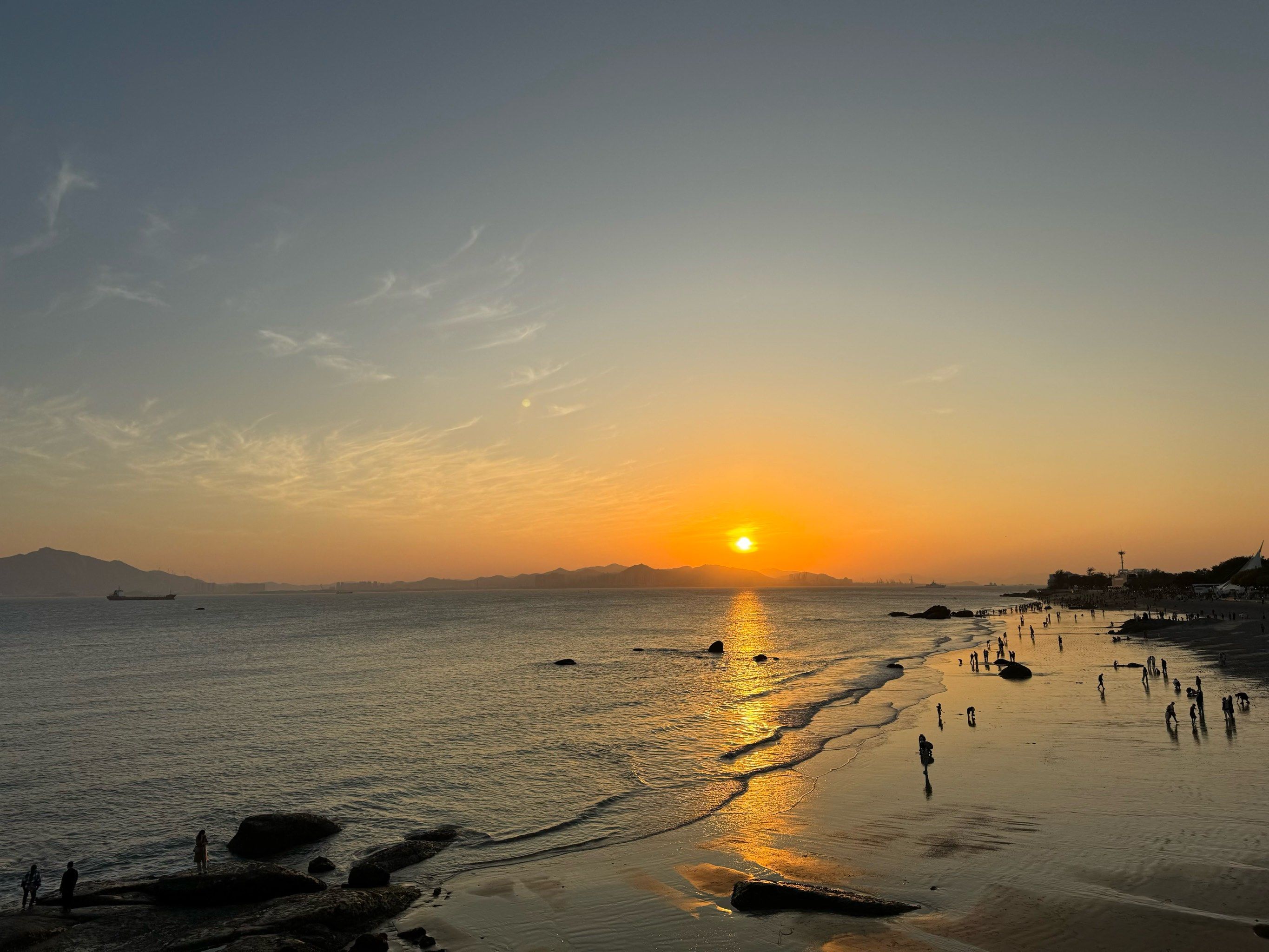 夕阳西下的白城沙滩