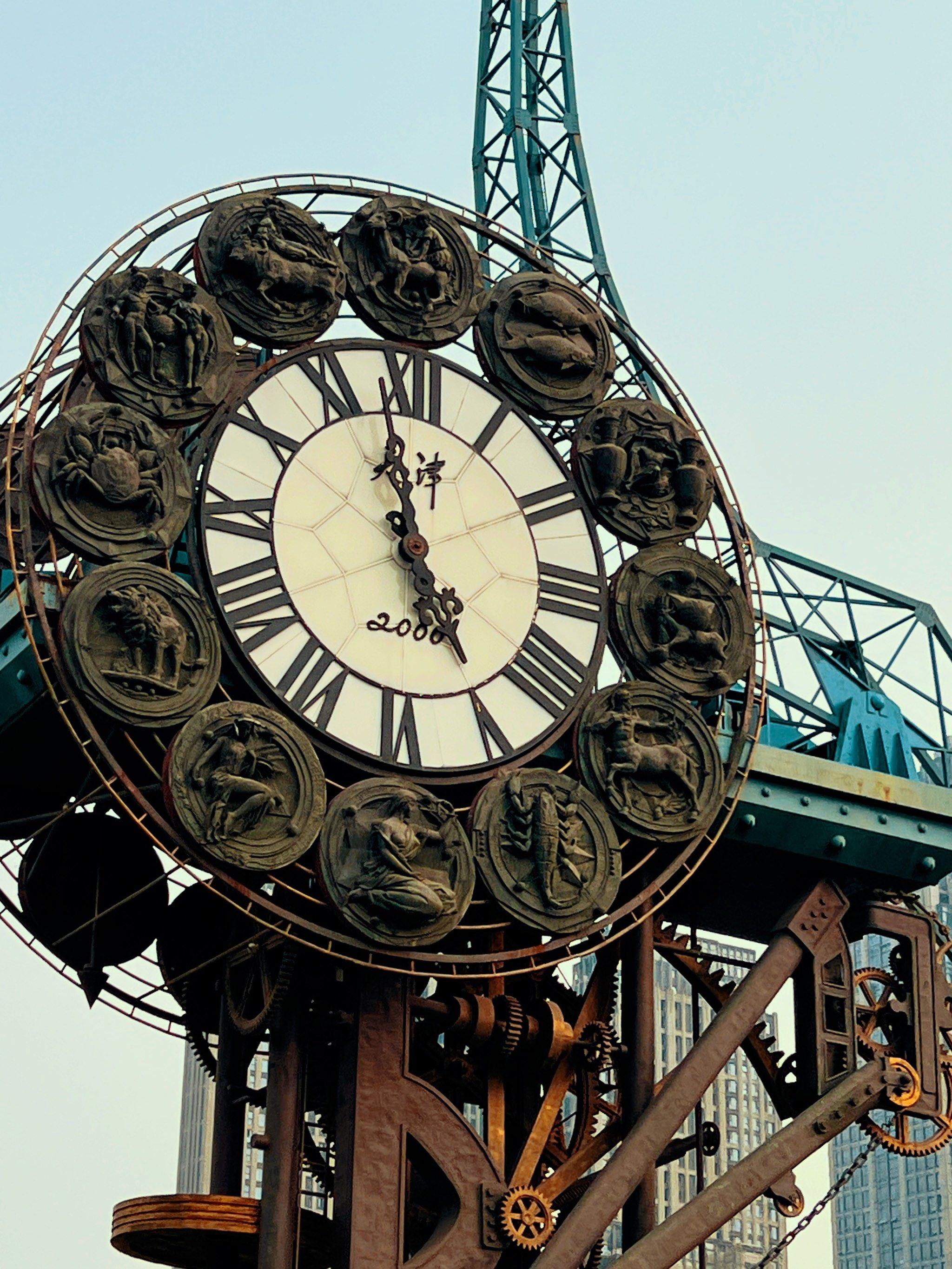 世纪钟🕙天津站前广场的大型标识性城雕建筑