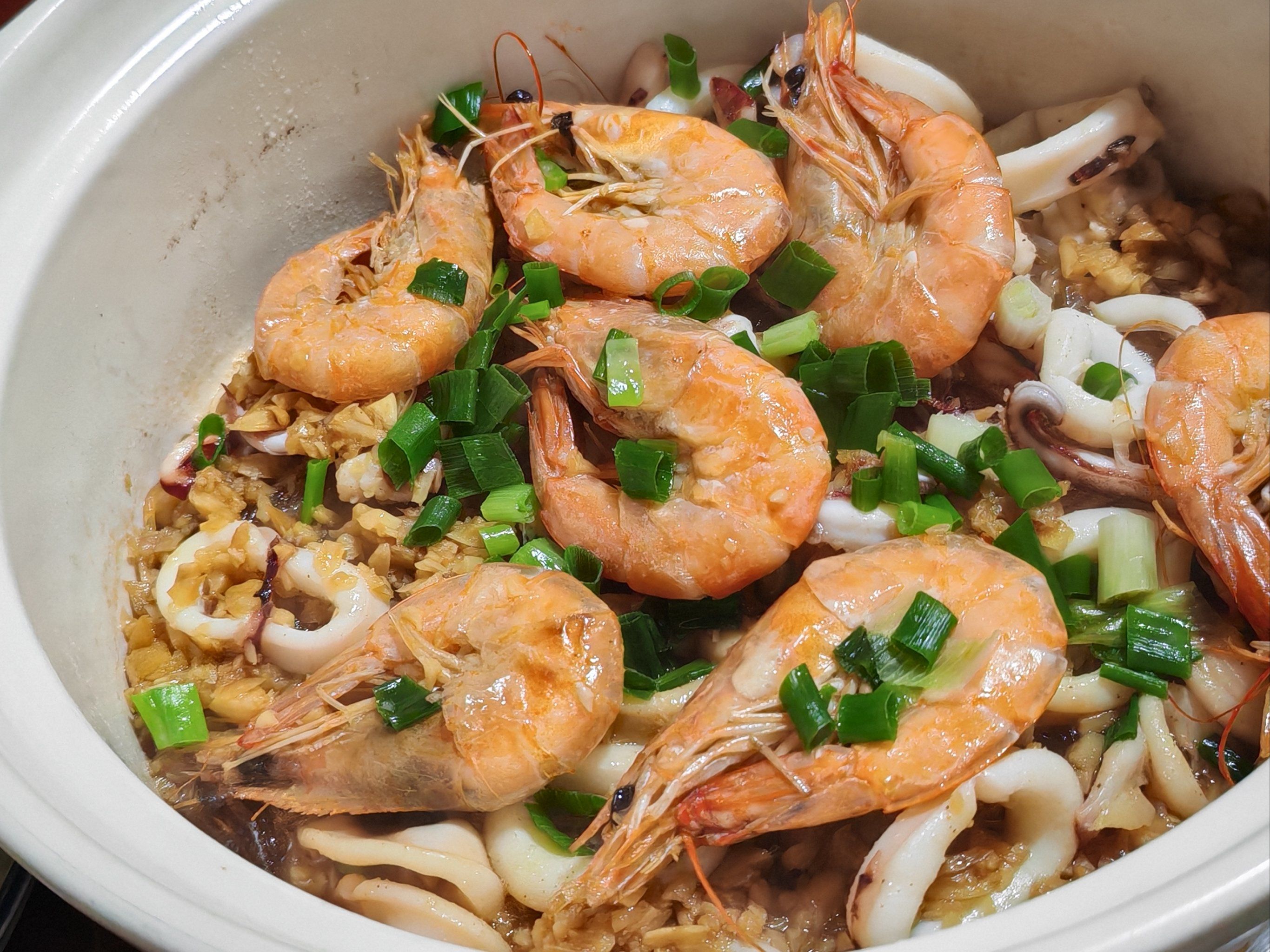 海鲜粉丝煲真是绝佳美味.大虾鲜嫩多汁,粉