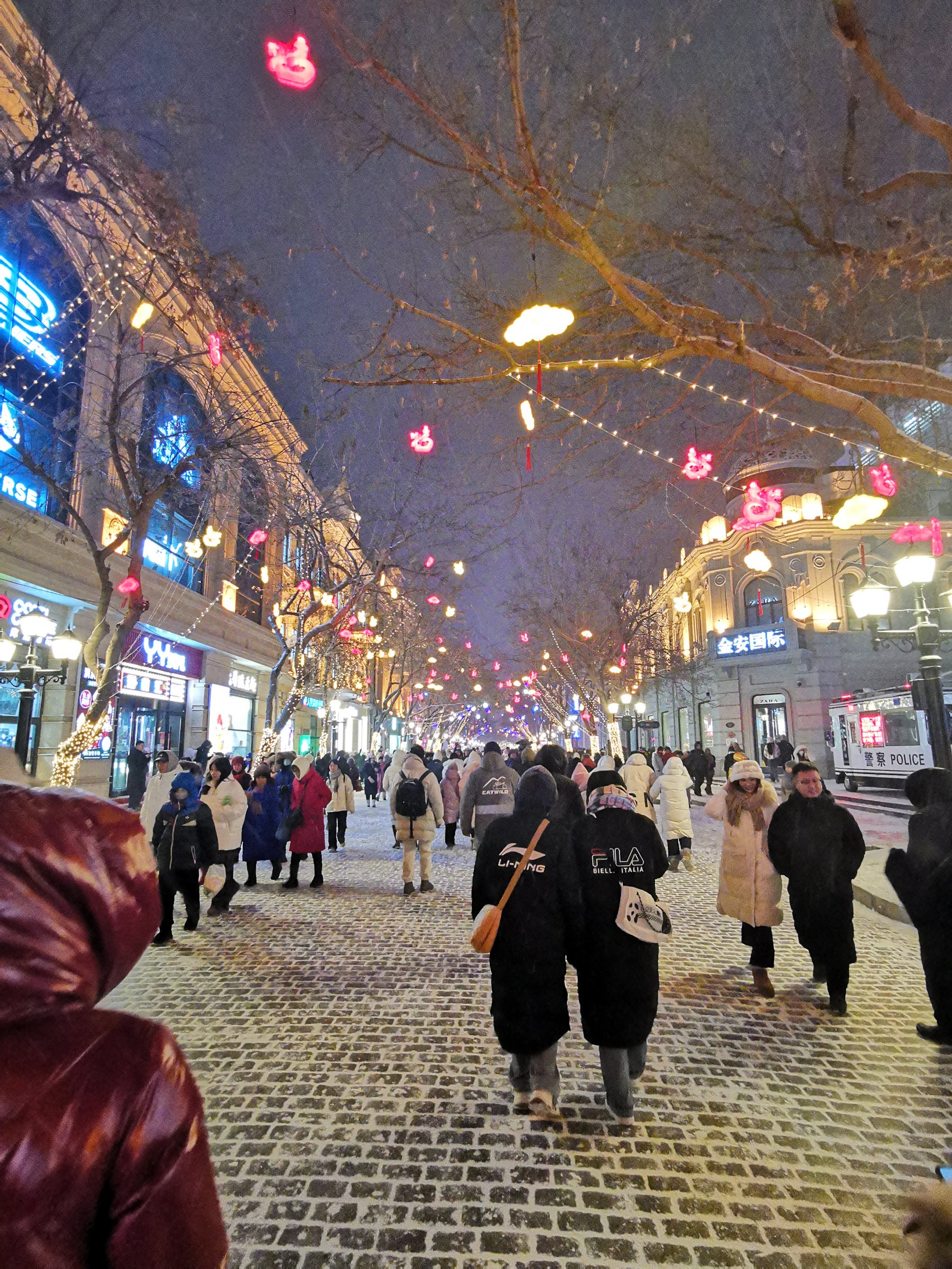 下雪夜景 大街图片