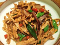 黑胡椒杏鲍菇炒爽肉-胡桃里音乐酒馆(四道口店)