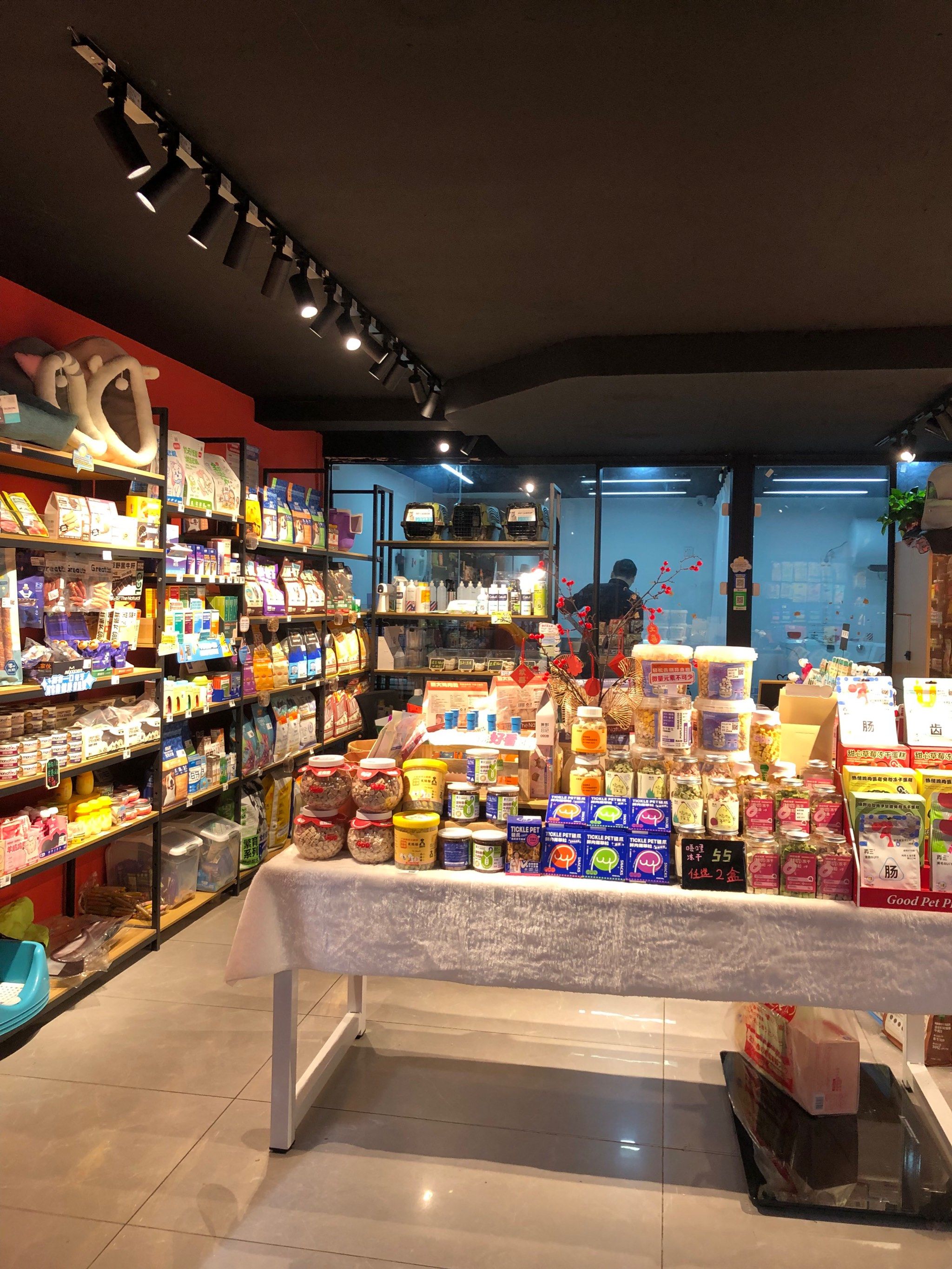 店内宠物用品种类也很齐全[点赞]

#0元玩转这座城#宠物超市