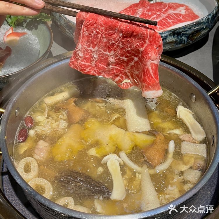锅底是海南椰青打底茶点免费不限量，我直接爱了！