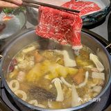 锅底是海南椰青打底茶点免费不限量，我直接爱了！