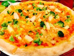 香烤鸡肉比萨配香葱及西兰花-WOLFGANG PUCK KITCHEN & BAR(迪士尼小镇店)