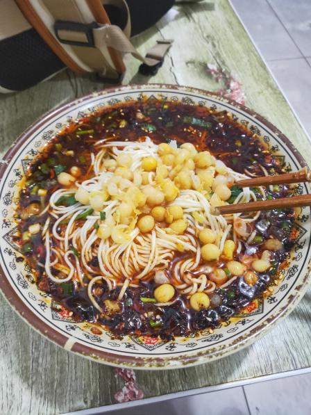 胡辣壳面-"这家店的位置就在公安局对面,从外面看门面.