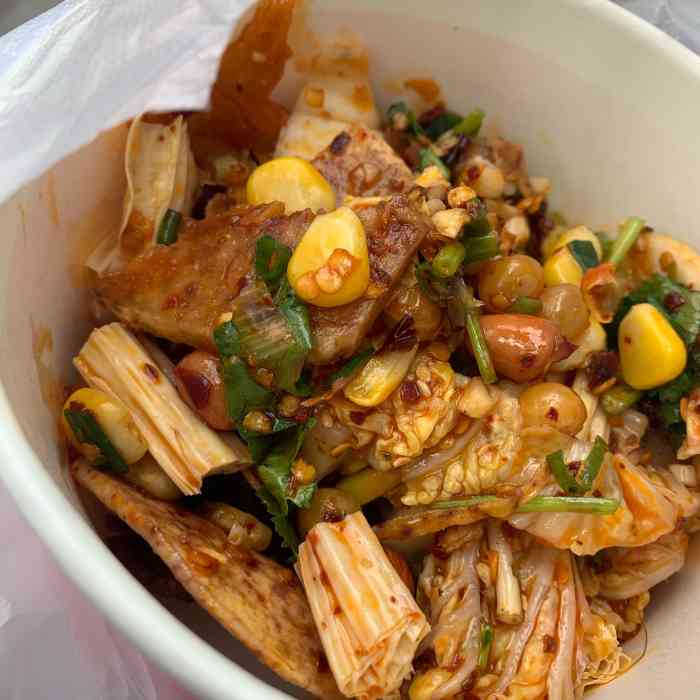 张大姐酸萝卜店里却是个大叔哈哈哈 摆着十多二十种泡菜可供自选,还有