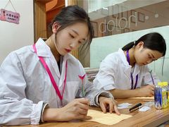 -贺加贝化妆美甲培训学校
