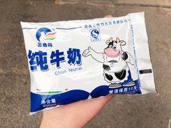 纯牛奶-三色鸽西饼店(黄河路店)