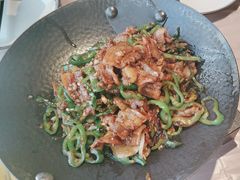 辣椒炒肉配卷饼-有位虾匠·胶东土菜小馆(市北店)