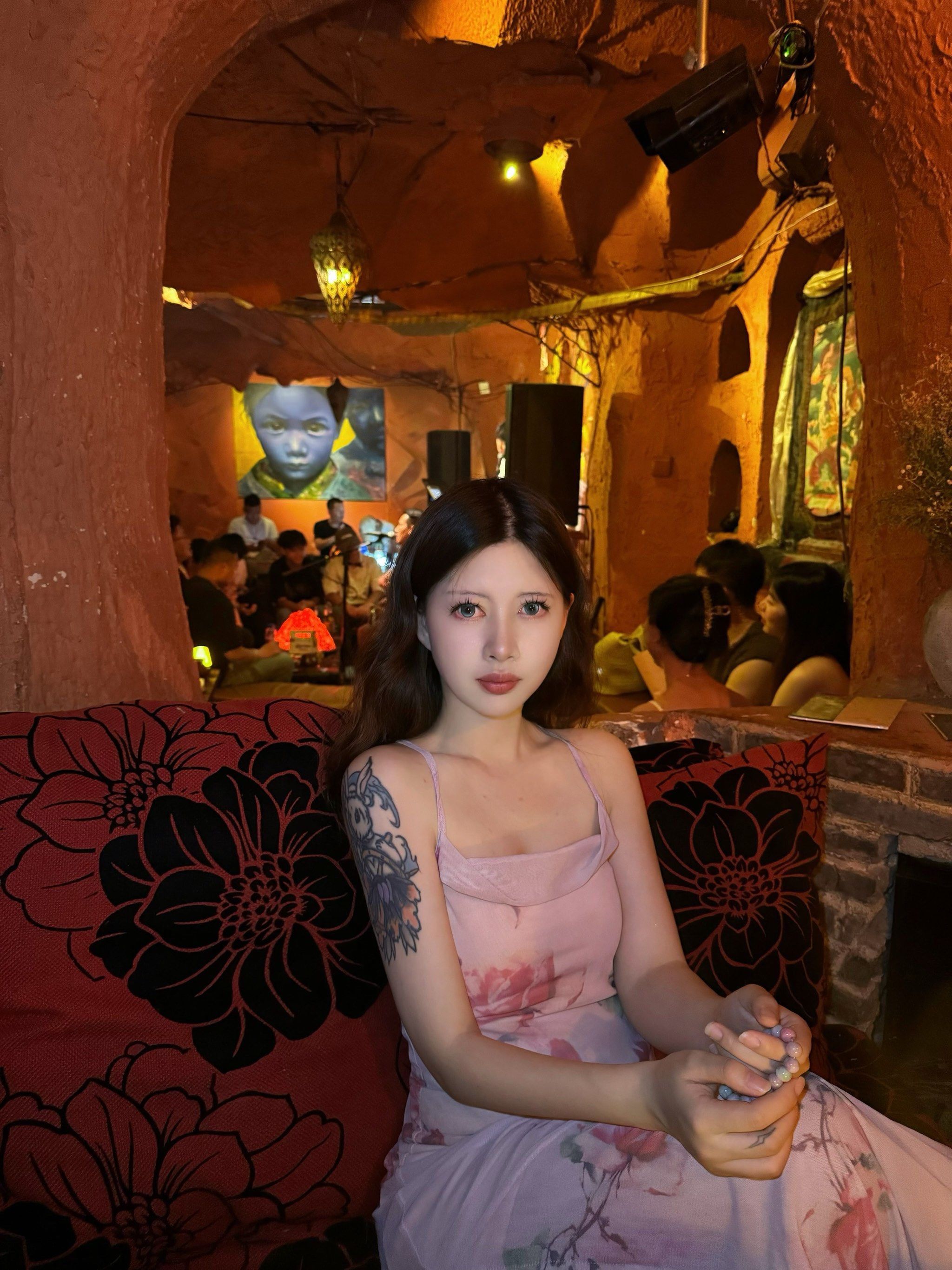 来丽江古城一定要体验一次的火塘酒吧