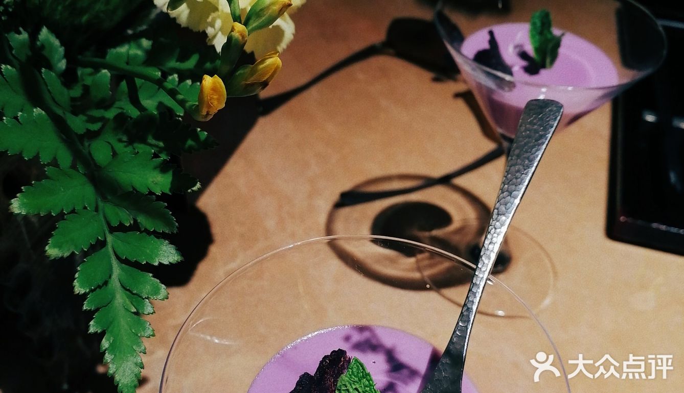 这个价格真是可以。酒店六层都是餐厅，坐电梯直达