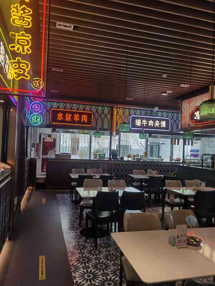 同盛祥是西安的老字号了不像路边的小店可以正式地吃吃羊肉泡馍牛肉