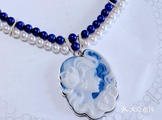 卡梅奥的颈链，搭配akoya珍珠和青金石