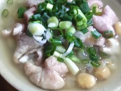 豌豆烧肥肠-周肥肠(江油总店)