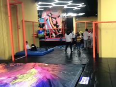 -爱蹦iBOON蹦床运动馆(江汉店)